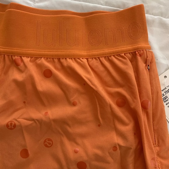 NWT Lululemon Hotty Hot Short II *4" Logo Women’s Size 8 - Picture 7 of 8